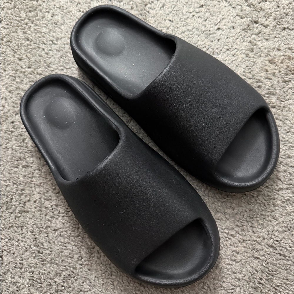 Yeezy slide black